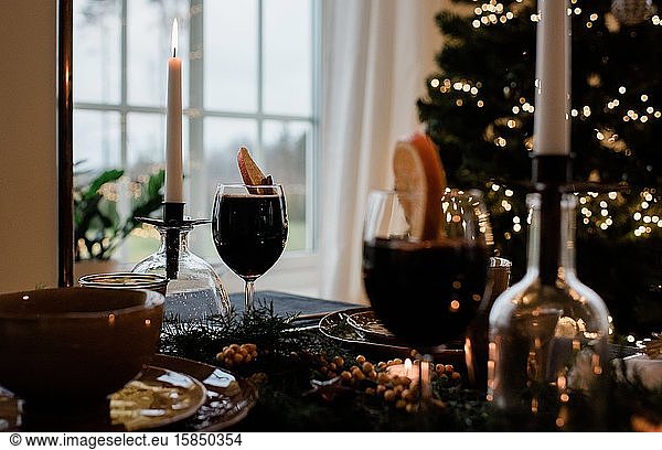 traditionelles schwedisches Getränk Glühwein  Glogg auf einem Tisch zu Weihnachten