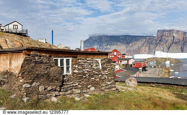 Tradtitional house walls made of dry stone and beat insulation now part of the local museum. Small town Uummannaq in the north of west greenland. America North America Greenland Denmark.