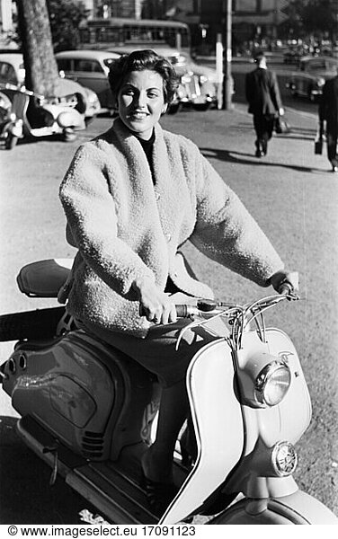 Traffic:
Scooter. Young woman on a scooter. (Fashion shoot for Arlberg Pfur coats and jackets).
Photo  undat. (1950s?).