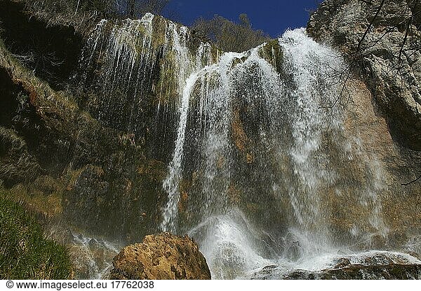 Tragacete  Fluss Jucar  Wasserfall El Molino  Naturpark Serrania de Cuenca  Provinz Cuenca  Castilla-La Mancha  Spanien  Europa