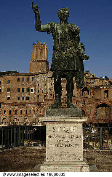 Trajan (53-117 D). Römischer Kaiser. Zeitgenössische Bronzestatue. Kaiserforen. Via dei Fori Imperiali Straße. Rom. Italien.