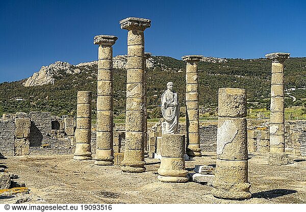 Trajan Statue und Basilika der römische Ruinen von Baelo Claudia in Bolonia  Tarifa  Costa de la Luz  Andalusien  Spanien  Europa