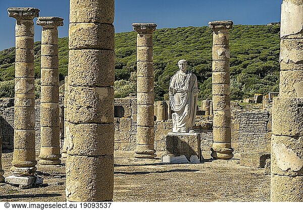 Trajan Statue und Basilika der römische Ruinen von Baelo Claudia in Bolonia  Tarifa  Costa de la Luz  Andalusien  Spanien  Europa