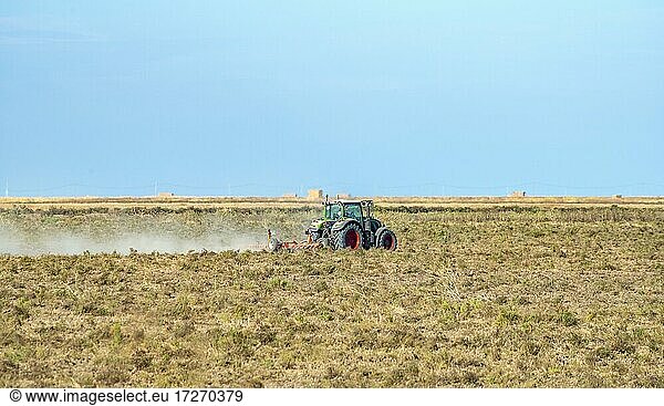 Traktor mit Pflug auf einem trockenen Feld  Andalusien  Spanien  Europa
