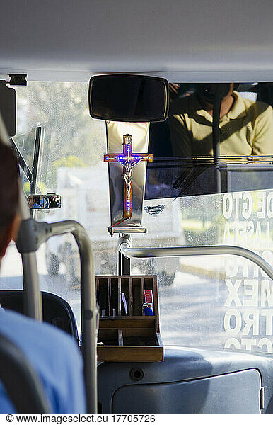Transitbus in Mexiko mit christlichem Kruzifix im Frontfenster; Guanajuato  Mexiko