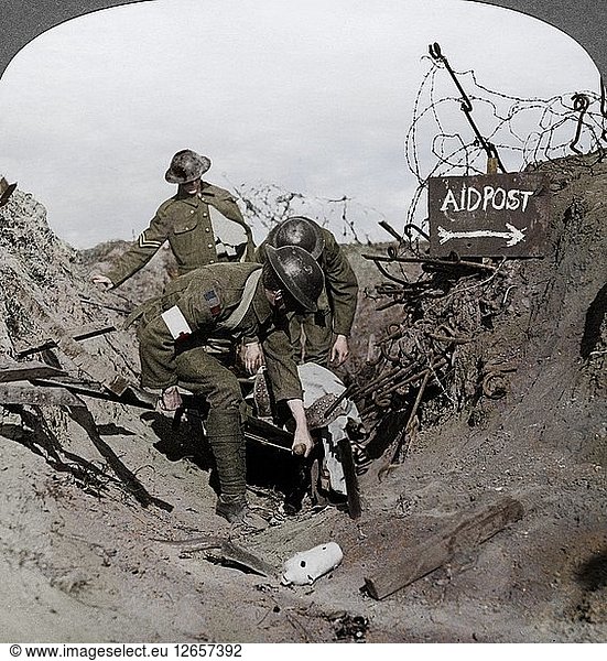 Transport eines verwundeten Soldaten zu einem Erste-Hilfe-Posten  Passchendaele  Belgien  Erster Weltkrieg  1914-1918. Künstler: Realistic Travels Verlag.