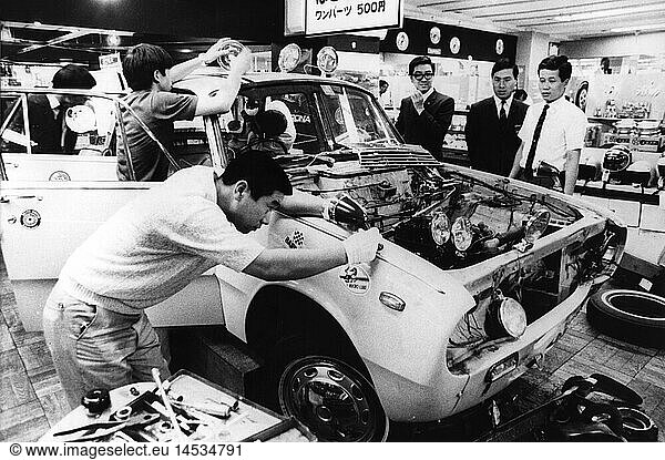 transport / transportation  car  car mechanic  customers of a store disassembling a car  Tokyo  Japan  1970