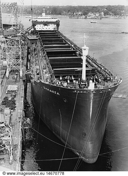 transport / transportation  navigation  ship  freighter  loading up of Norwegian freighter 'Sighansa'  harbour  Hamburg  1960s