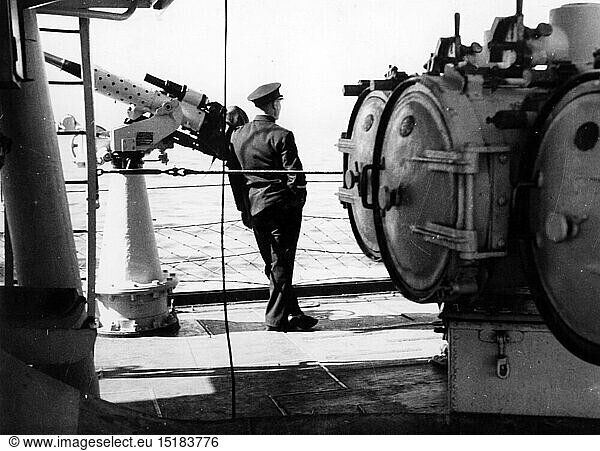 transport / transportation  navigation  warships  officer leans at an anti-aircraft gun on an French destroyer  1930s