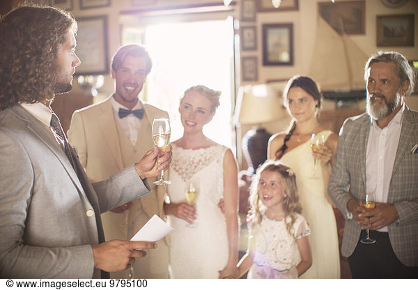 Trauzeugentoast mit Champagner und Ansprache bei der Hochzeitsfeier im Hauswirtschaftsraum