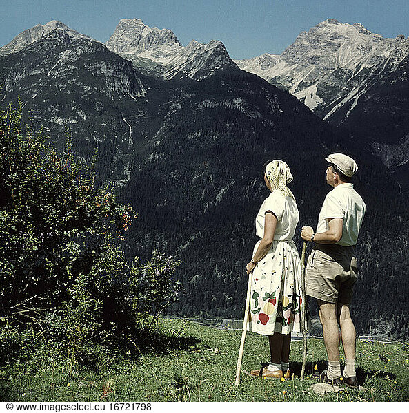Travel and free time:
mountains. Married couple walking in the Alps. Amateur photo  Germany 
undated (1960s).