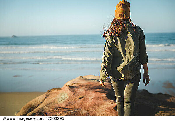 Traveller Girl erkundet die Küste