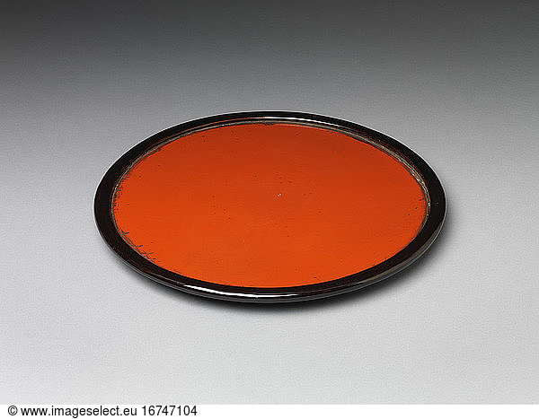 Tray  ca. 1615–1868. Edo period (1615–1868).
Red and black lacquer; Negoro ware  32.7 cm.
Inv. Nr. 2015.500.2.11
New York  Metropolitan Museum of Art.