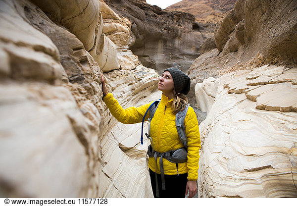 Trekker nimmt Sehenswürdigkeiten in Augenschein  Death Valley National Park  Kalifornien  USA