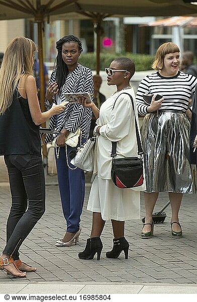 Trendige Frau auf der südafrikanischen Modewoche in Melrose Arch  Johannesburg  Südafrika