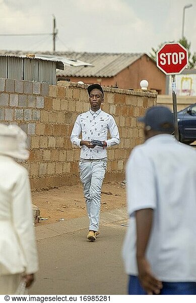 Trendiger junger afrikanischer Mann im Township Soweto  Südafrika