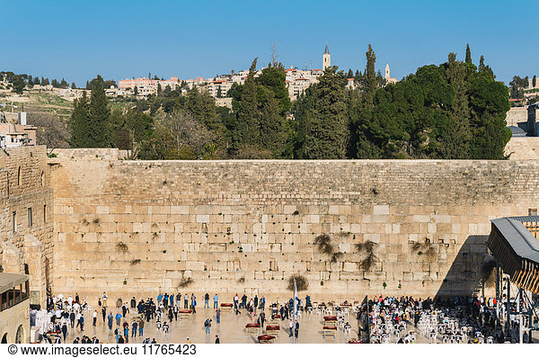 Trennung zwischen dem männlichen Teil links und dem weiblichen Teil rechts an der Klagemauer in Jerusalem  Israel  Naher Osten