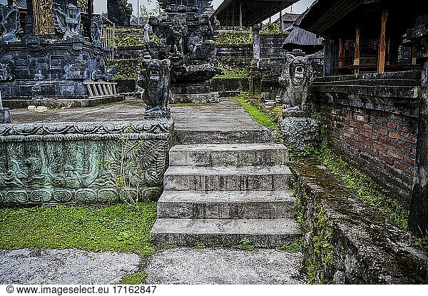 Treppe Detail im Besakih-Tempel (Muttertempel von Besakih  Pura Besakih)  Bali  Indonesien. Der Besakih-Tempel  auch Muttertempel von Besakih (Pura Besakih auf Indonesisch) genannt  ist der größte hinduistische Tempel auf Bali und liegt an den Hängen des Mount Agung  eines aktiven Vulkans auf Bali.