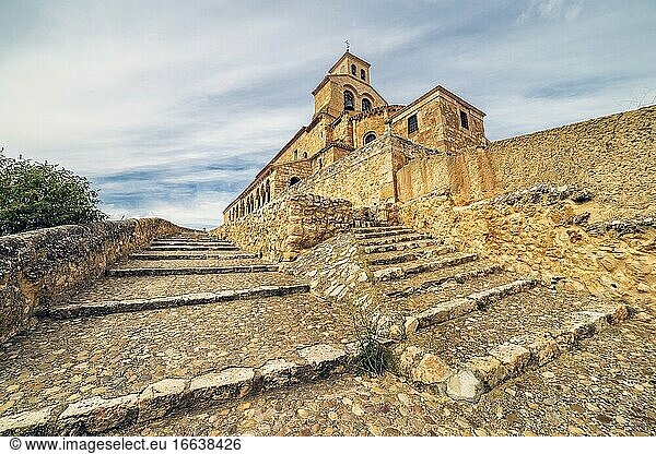 Treppe und Kirche Unserer Lieben Frau von Rivero in San Esteban de Gormaz. Soria. Spanien. Europa.