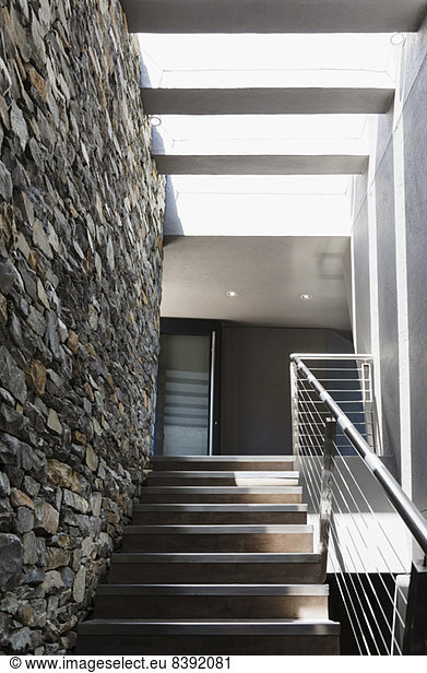 Treppe und Steinmauer im modernen Haus