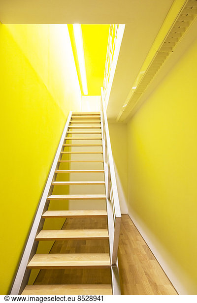 Treppe zum hellen Raum