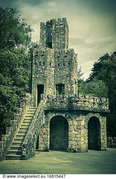 Treppe zum Wachturm auf dem Gelände des Pal?cio da Regaleira  Quinta da Regaleira  Sintra  Portugal  Europa.