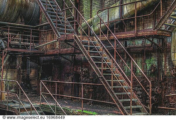 Treppenaufgang  verfallene Papierfabrik Hermes  Lost Place  Düsseldorf  Nordrhein-Westfalen  Deutschland  Europa