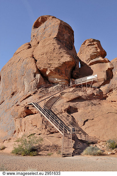 Treppenaufgang zu einer Felswand des Atlatl Rock mit historischen Ritzzeichnungen etwa 4000 Jahre alt Petroglyphenwand Valley of Fire State Park Nevada USA