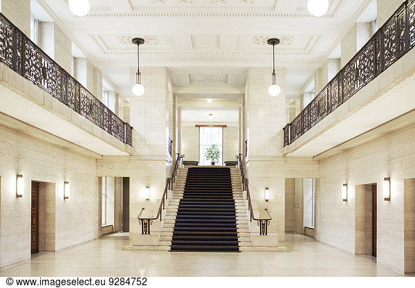Treppenhaus und Architektur des Gerichtsgebäudes