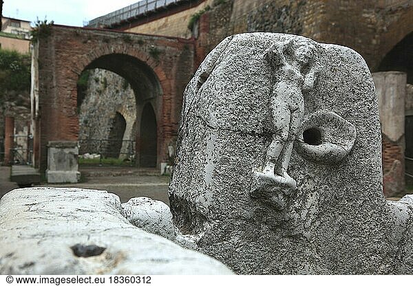 Trinkwasserbrunnen in der Ruinenstadt Herculaneum  Kampanien  Italien  Europa