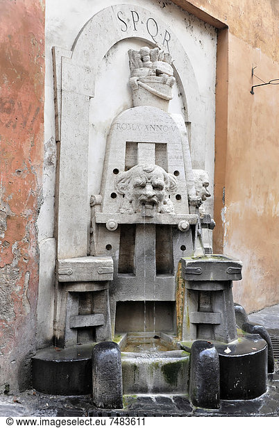 Trinkwasserbrunnen  Schriftzug SPQR  restauriert 1998 von Stefano Gasbarri  Via Margutta  Rom  Italien  Europa