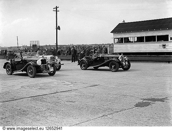Triumph- und Alvis-Fahrzeuge bei der MCC-Mitgliederversammlung in Brooklands  10. September 1938. Künstler: Bill Brunell.