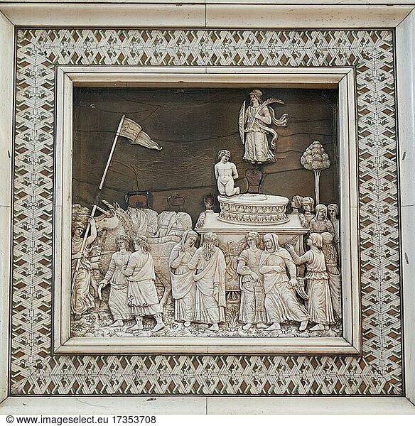 Triumphzug der Keuschheit nach den Trionfi von Francesco Petrarca  Reliefs aus Elfenbein auf Eichenholz  Reliquienschrein  Grazer Dom  Steiermark  Österreich  Europa