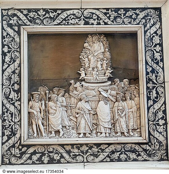 Triumphzug nach den Trionfi von Francesco Petrarca  Reliefs aus Elfenbein auf Eichenholz  Reliquienschrein  Grazer Dom  Steiermark  Österreich  Europa