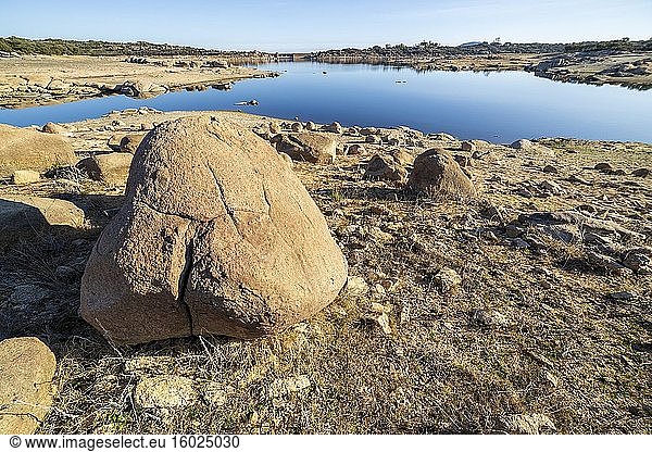 Trockenheit Ruhe und Felsen am Torcon-Stausee an einem sonnigen Wintertag. Toledo. Spanien. Europa.
