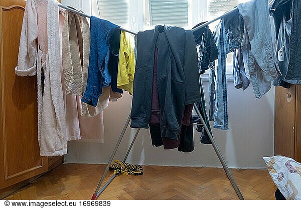 Trocknen der Wäsche und Aufhängen der Wäsche auf der Wäscheleine im Wohnzimmer.