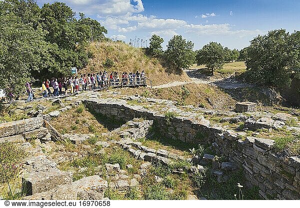 Troja  Provinz ?anakkale  Türkei. Reiseleiter erklärt einer Gruppe von Besuchern die Ruinen. Troja ist ein UNESCO-Weltkulturerbe.