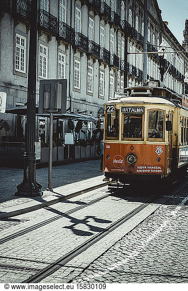 Trolley-Wagen in den Straßen von Porto