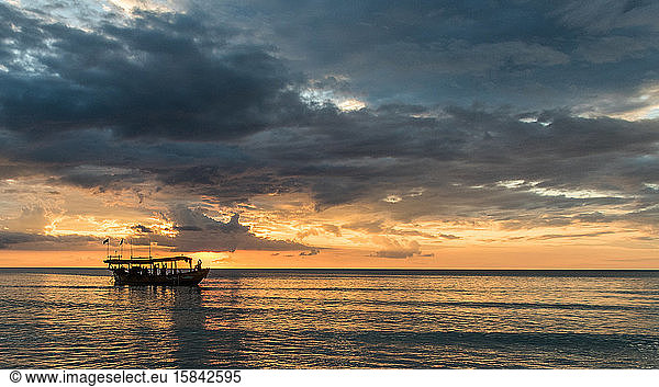 Tropischer Sonnenuntergang von der Insel Koh Rong  Kambodscha