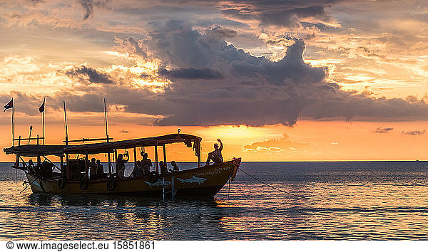 Tropischer Sonnenuntergang von der Insel Koh Rong  Kambodscha