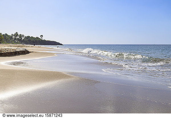 Tropischer Strand Anse de la Perle  Menschen im Gegenlicht  goldener Sand  Death In Paradise Location  Deshaies  Guadeloupe  Leeward Islands  Westindien  Karibik  Mittelamerika