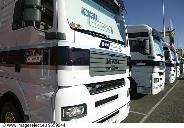 Trucks des WilliamsTeams bei Formel 1 Testfahrten in Valencia  Spanien  Europa
