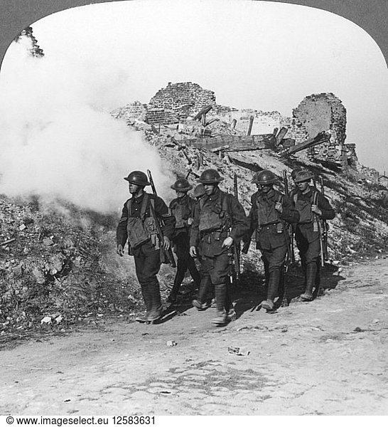 Truppen passieren die Ruinen von Monchy auf dem Weg nach oben  Frankreich  Erster Weltkrieg  ca. 1914-c1918. Künstler: Realistic Travels Verlag