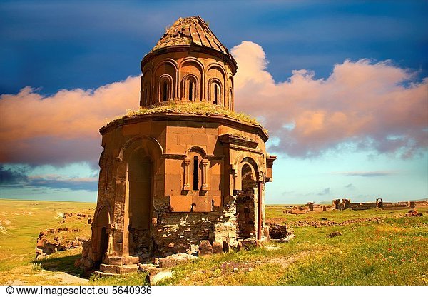 Truthuhn  Fernverkehrsstraße  Kirche  armenisch  Anatolien  antik  Seide  Türkei
