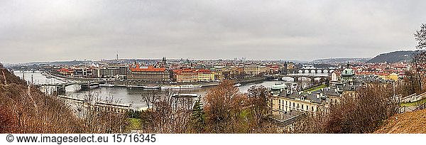 Tschechische Republik  Prag  Hochwinkelansicht von Stadt und Fluss