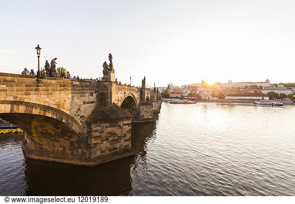 Tschechische Republik  Prag  Hradschin  Vltlava  Karlsbrücke bei Sonnenuntergang