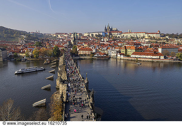 Tschechische Republik  Prag  Menschen auf der Karlsbrücke