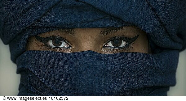 Tuareg girl  Targia  veiled with Chech fabrics  eyes  Algeria  Africa
