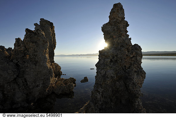 Tufa Rocks  Kalktuff  Tuff  Formationen  Gegenlicht  Sonnenaufgang  South Tufa Area  Natronsee Mono Lake  Mono Basin and Range Region  Sierra Nevada  Kalifornien  Vereinigte Staaten von Amerika  USA