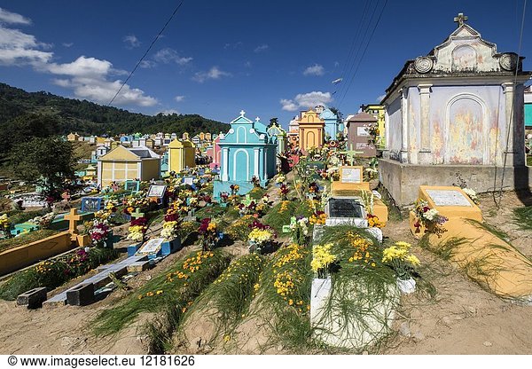 Tumbas de colores  celebracion del dia de muertos en el Cementerio General  Santo Tomás Chichicastenango  República de Guatemala  América Central.